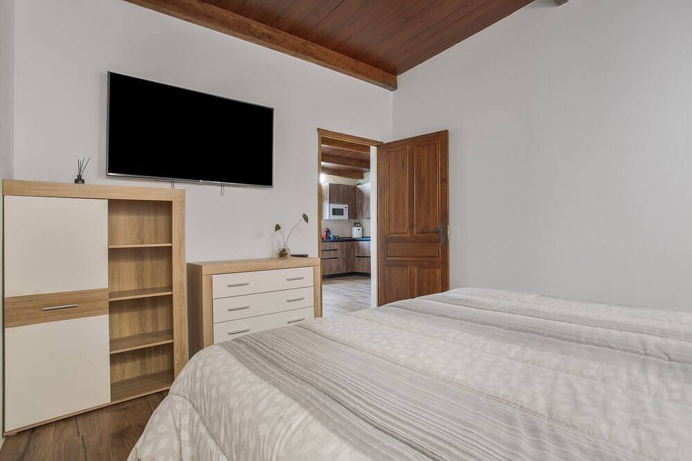 Entire apartment, Vacation Apartment 'El Refugio De Los Sueños' with Mountain View, Private Terrace and Wi-Fi in Uga, Yaiza