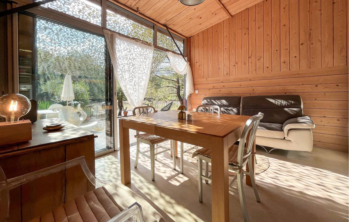 Modern Apartment with WiFi, AC, Parking & Terrace 2km from Aurons in Salon-de-Provence, Aix-en-Provence region