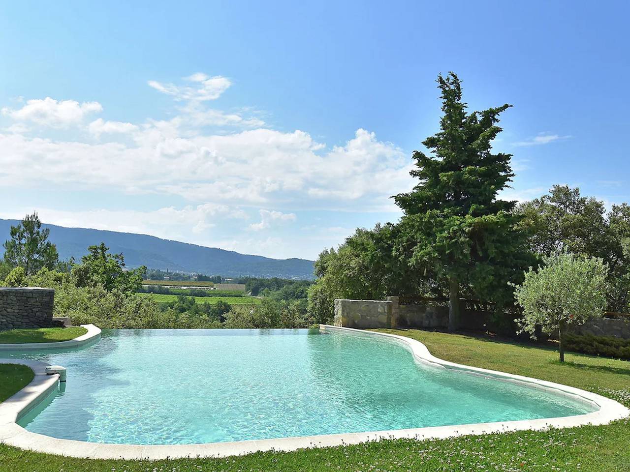Private infinity pool, beautiful view of Mont Ventoux, a dream spot! in Malaucène, Parque natural regional del Mont Ventoux