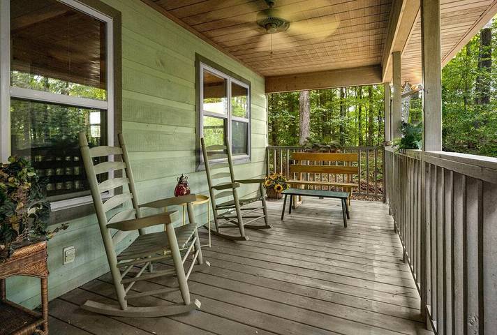 Vacation rental for 14 people, with yard and hot tub, with pets in Wears Valley