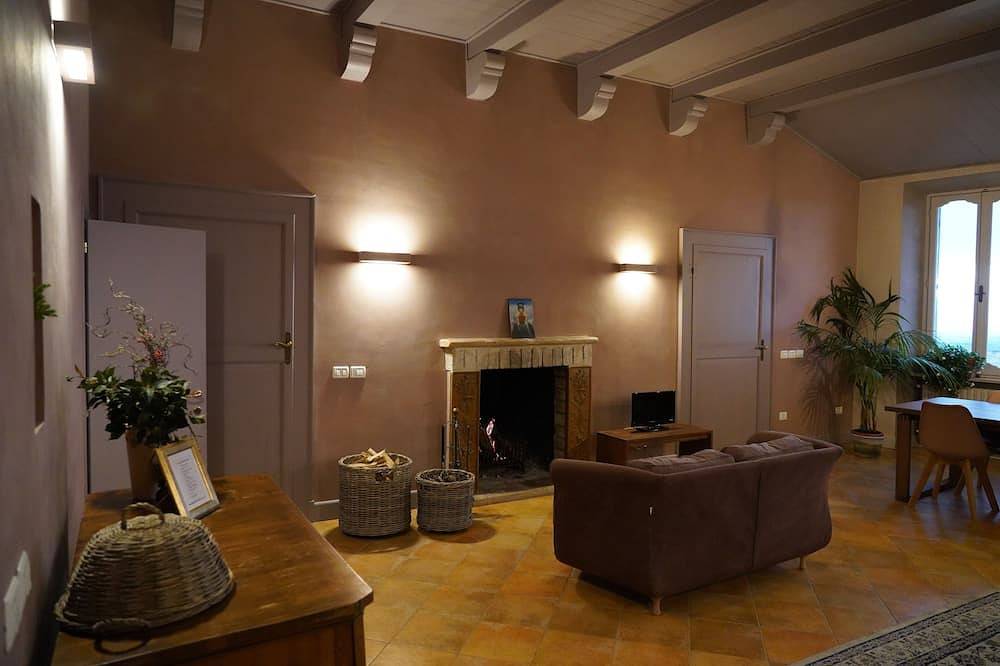 Entire apartment, Panoramic view apartment with fireplace and bathtub. Located in historical environment. in Assisi, Perugia Province