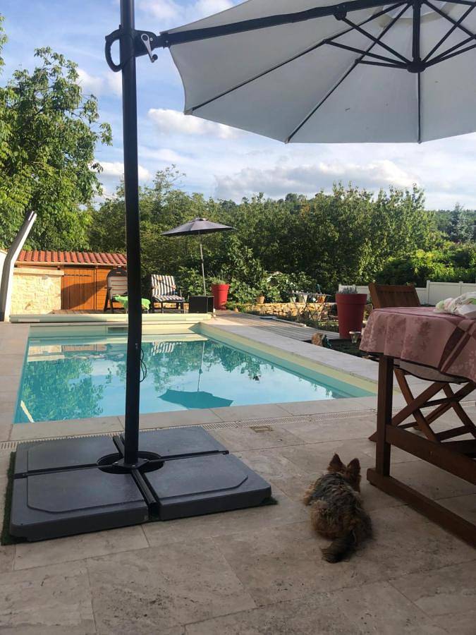 Gîte pour 4 personnes, avec terrasse ainsi que vue et piscine à Goujounac