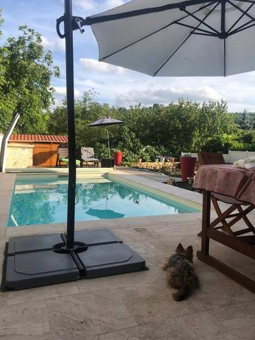 Gîte pour 4 personnes, avec piscine ainsi que vue et terrasse à Goujounac