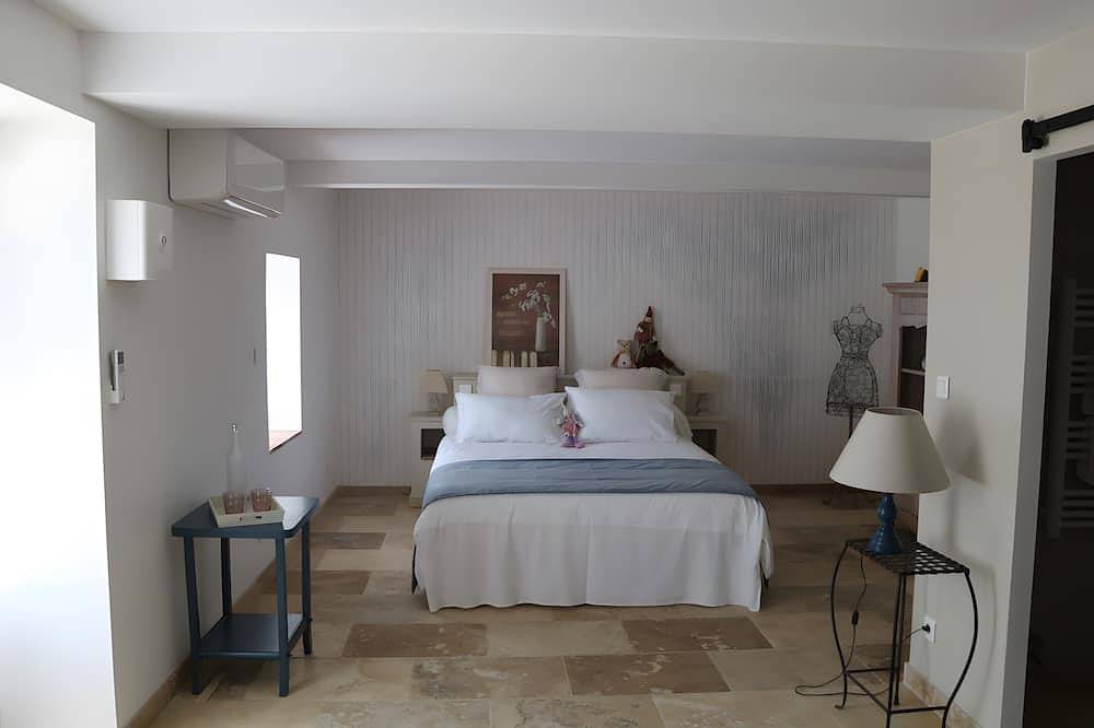 Chambre d’hôtes climatisée « Lavande », en rez de jardin avec vue montagne. in Charols, Région de nyons