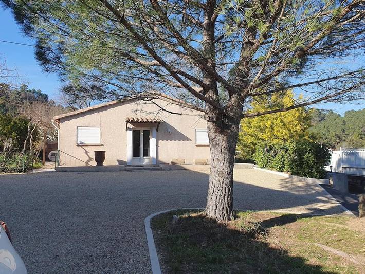 Location de vacances pour 4 personnes, avec vue ainsi que piscine et jardin, animaux acceptés à Saint-Jean-du-Pin - 3