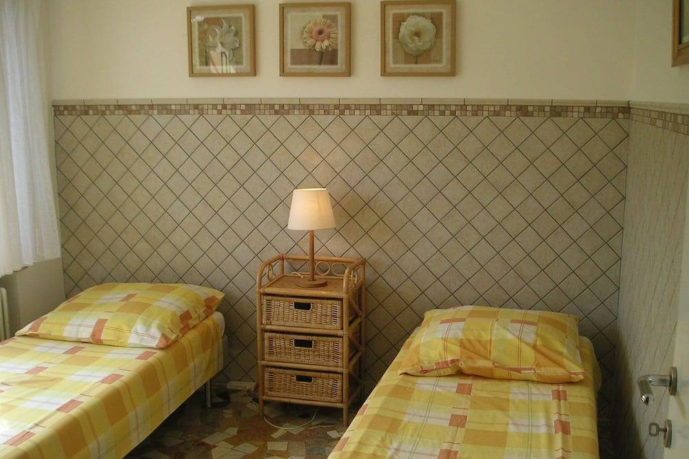 Ganze Wohnung, Casa Irene, App. mit Gartenterrasse, Privatstrand in Villaggio Montelago, Brusimpiano Gemeinde
