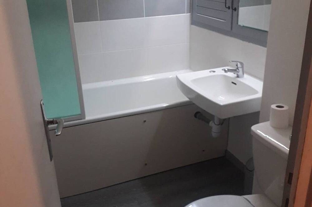 Entire apartment, Studio for 4, elevator, ski-in/ski-out, balcony, parking, ski locker in La Pierre Saint-Martin, Arette