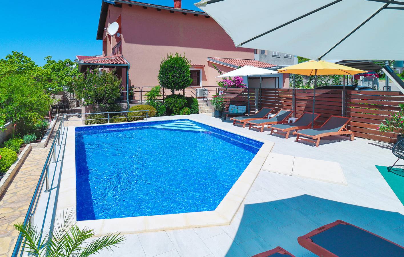 Ferienhaus für 8 Personen mit Terrasse in Bilice, Šibenik-Knin