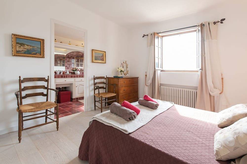 Golfe de St Tropez : Grande villa +piscine + jacuzzi. Idéale pour famille. in Les Issambres, Roquebrune-sur-Argens