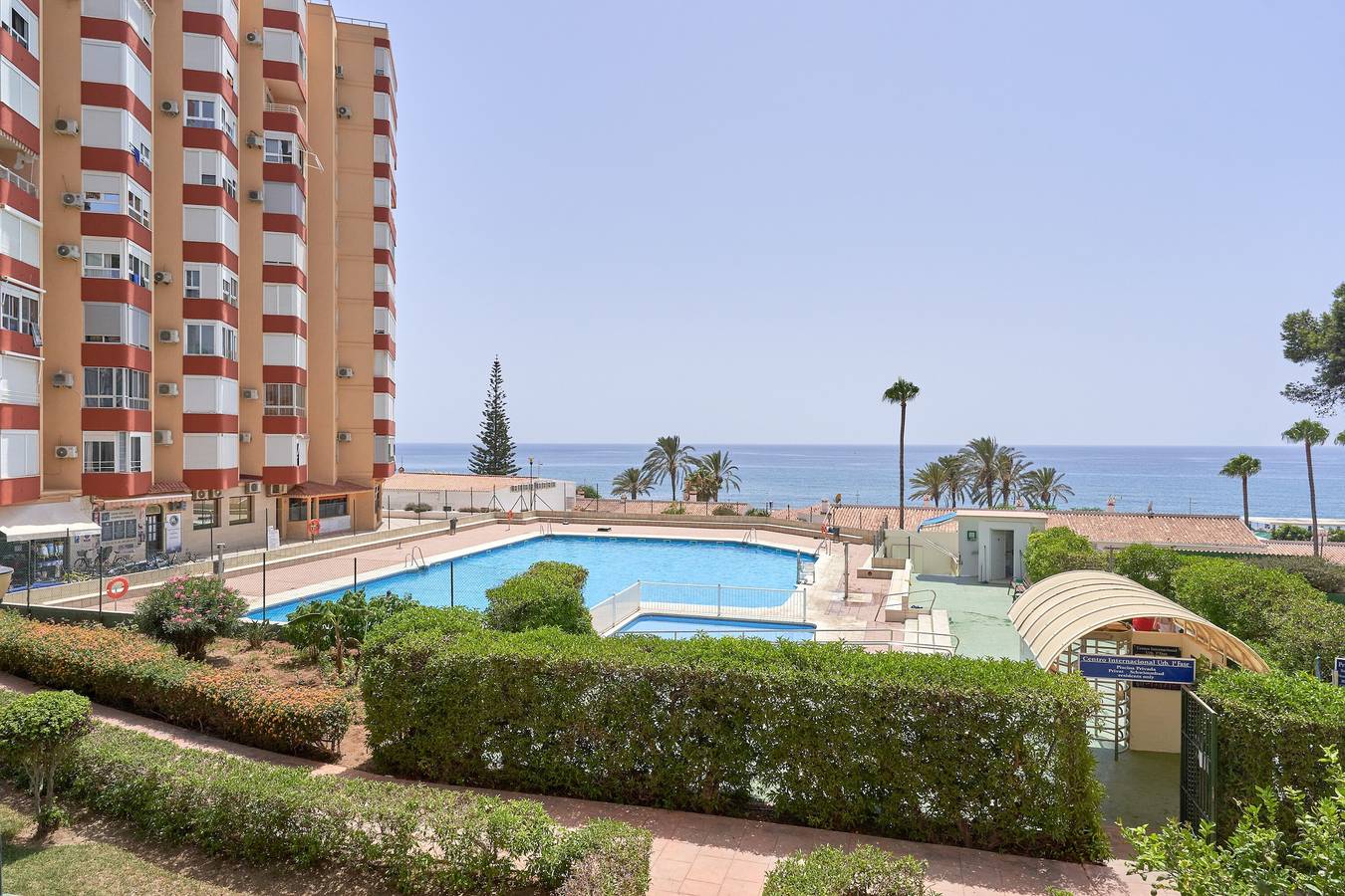 Ganze Wohnung, Ferienwohnung 'Primera Línea mit Terrasse A104' mit Meerblick, Gemeinschaftspool & Wlan in Torrox Costa, Torrox