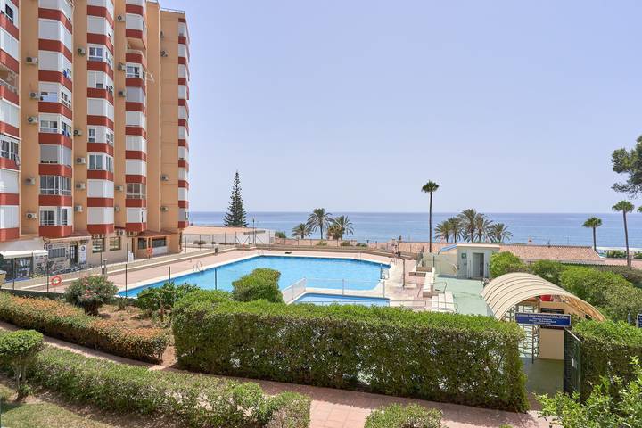 Entire apartment, Apartment 'Primera Línea con Terrace A104' with Sea View, Shared Pool and Wi-Fi in Torrox Costa, Torrox