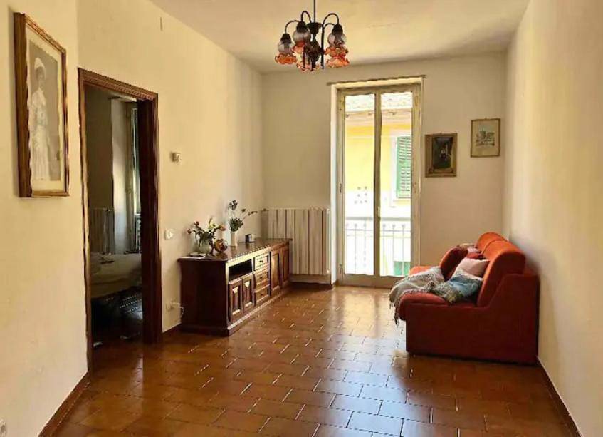 Cheerful Room, Sharing kitchen in a Cosy Family Art House, Ideal for one person or couple in San Remo, Commune de Sanremo