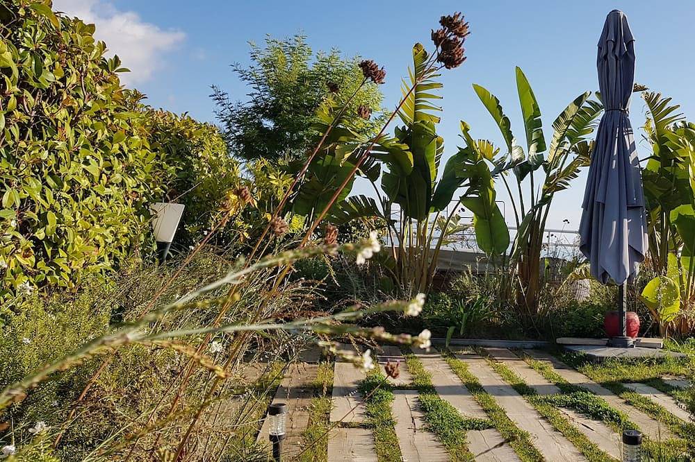 Ganze Wohnung, Rooftop villa with Jacuzzi and sea view 50m from Monaco. in Beausoleil, Nizza und Umgebung
