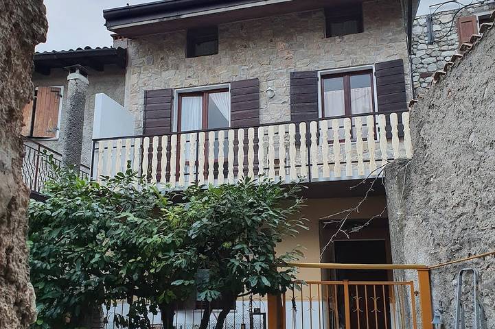 Ferienhaus für 6 Personen, mit Balkon und Pool, mit Haustier in Tignale