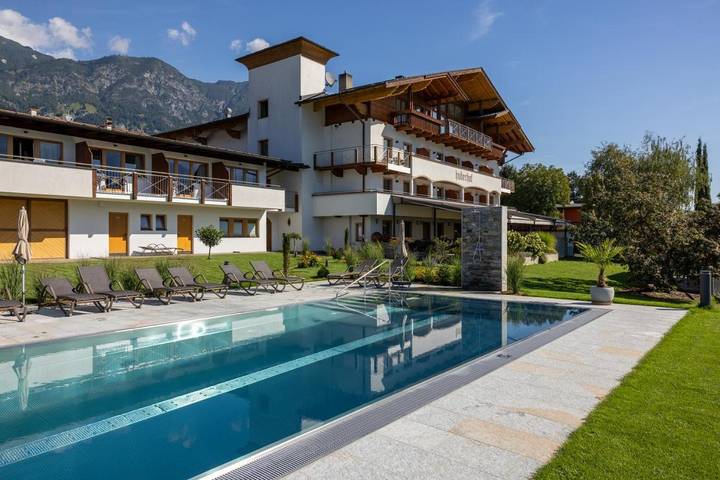 Hôtel pour 3 personnes, avec Balcon et Terrasse ainsi que Jardin et Piscine à Aldrans