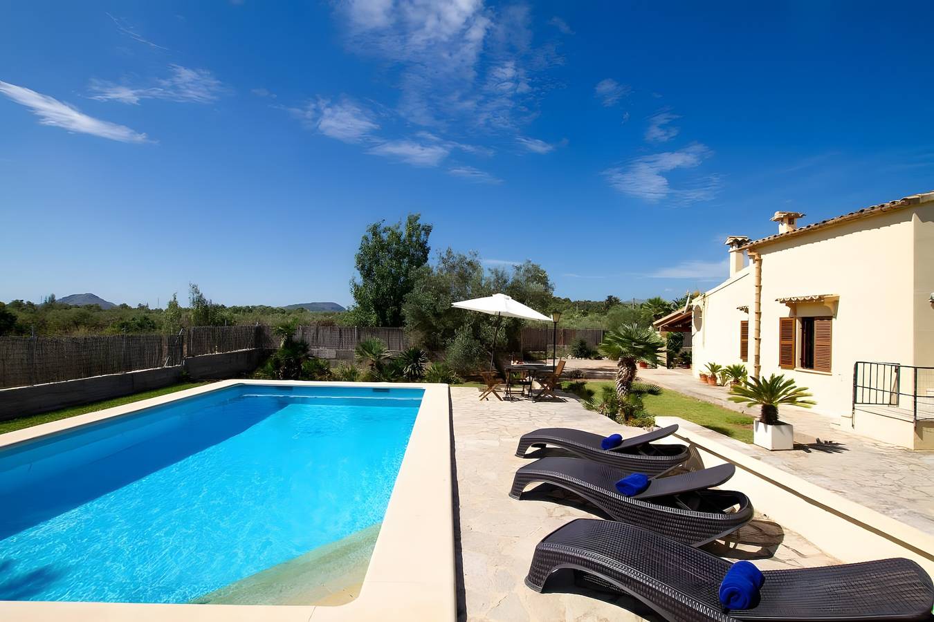 Villa 'L'Embat' con vista sulle montagne, piscina privata e Wi-Fi in Pollença, Maiorca settentrionale