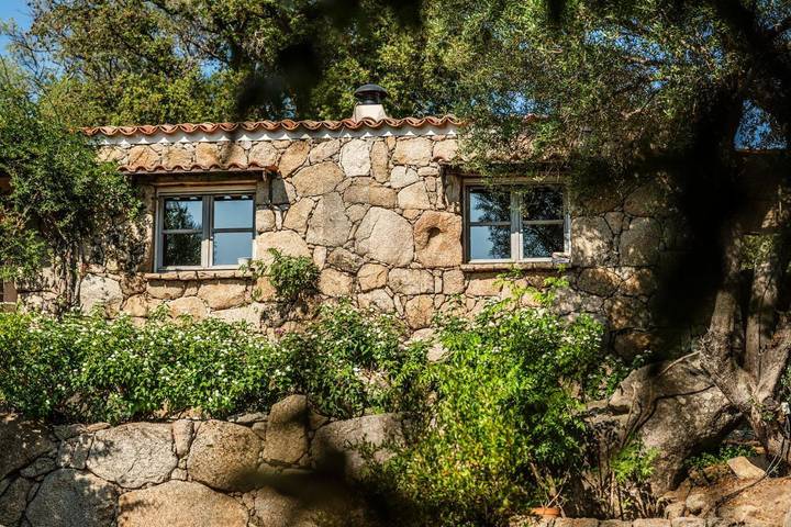 Chambre d’hôte pour 3 personnes, avec vue et terrasse ainsi que jardin et piscine en Corse - 2
