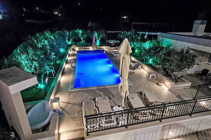 Smještaj za odmor za 12 osoba, s bazen i vrt, kao i balkon u Plano (Dalmacija)