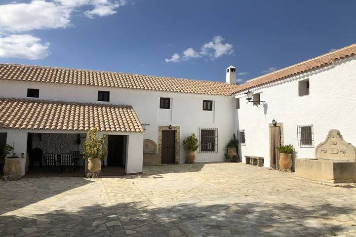 Gîte pour 22 personnes, avec Balcon et Jardin à Martos