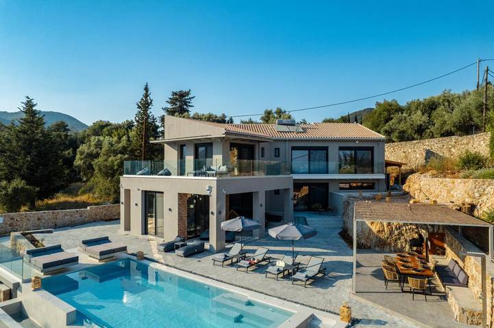 Διαμερίσματα διακοπών για 11 άτομα, με θέα και πισίνα καθώς και κήπο στον Πόρο (Λευκάδα)