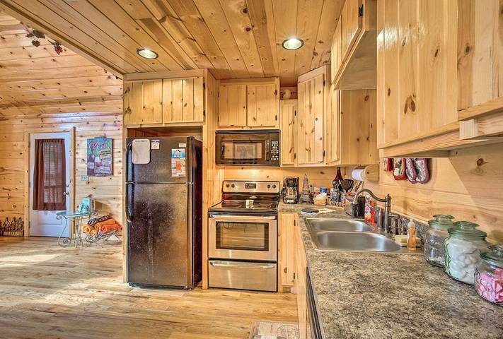 Log cabin for 4 people, with hot tub and yard, with pets in Broken Bow Lake