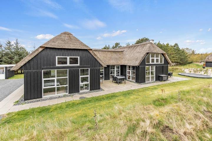 Ferienhaus für 12 Personen, mit Balkon/Terrasse und Whirlpool sowie Terrasse und Pool in Blavand