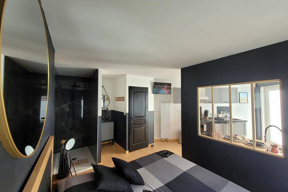 Geheel appartement, The black tendance, maxi studio hyper center, 1km from train station, tourism/business in Calais, Calais en omgeving