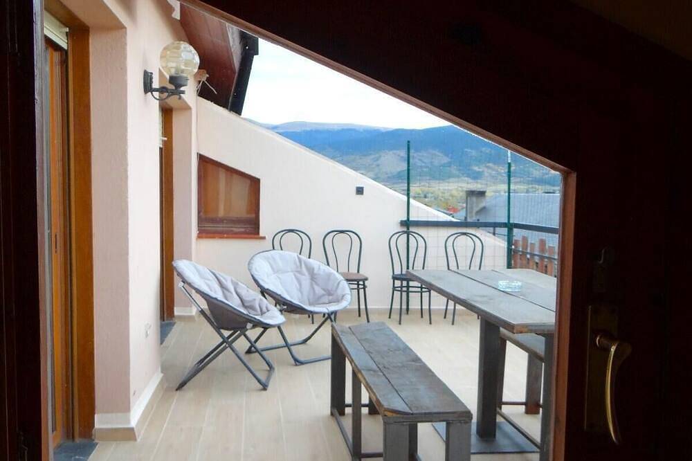 Entire apartment, Puigcerdà Viii - Three Bedroom Apartment, Sleeps 7 in Puigcerdà, Catalan Pyrenees