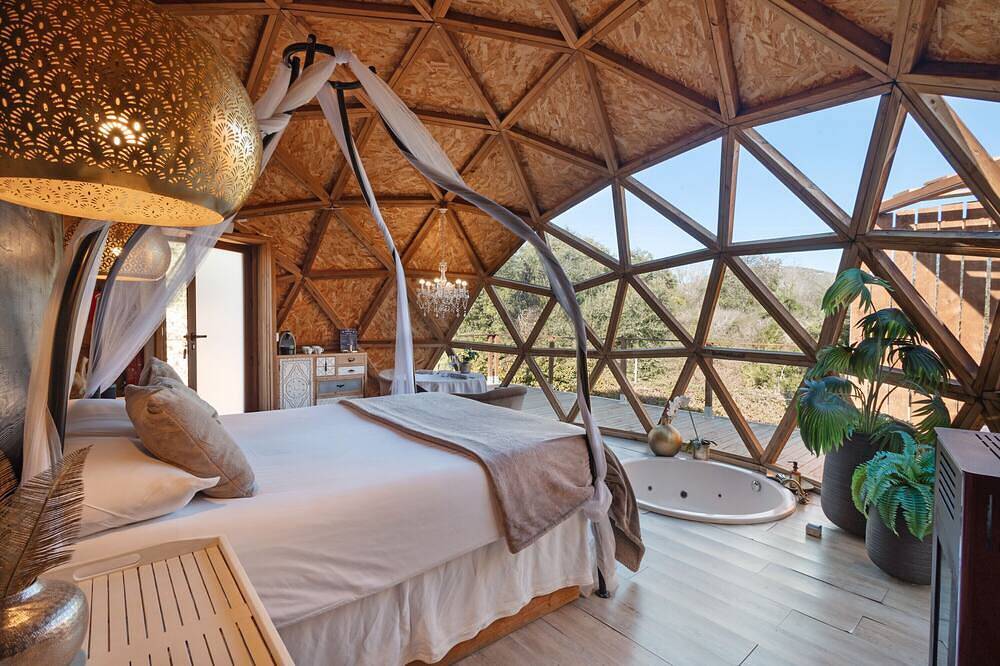 Entire apartment, Apartment 'Suite Golden Bubble' with Mountain View, Wi-Fi and Air Conditioning in Canyelles (Barcelona), Garraf