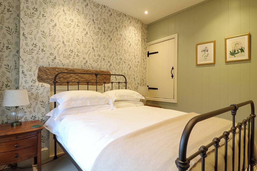 Christmas Cottage, romantic, luxury holiday cottage in Bakewell in Ashford in the Water, Derbyshire