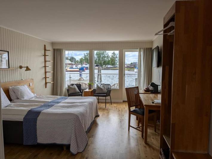 Hotel für 4 Personen, mit Balkon und Terrasse sowie Ausblick und Seeblick in Karlsborg