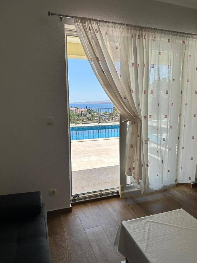 Ganze Wohnung, Beachfront House Robert with Pool in Cesarica, Naturpark Velebit