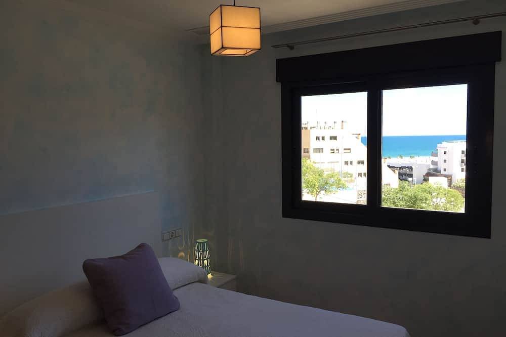Adosado de lujo de 2 plantas frente a la mejor playa . Spa exterior privado. in Los Arenales del Sol, Elche