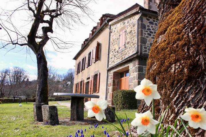 Location de vacances pour 14 personnes, avec terrasse ainsi que vue et jardin à Sainte-Eulalie (Cantal)