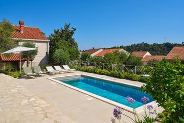 Villa for 8 People in Srebreno, Dubrovnik-Neretva, Photo 2