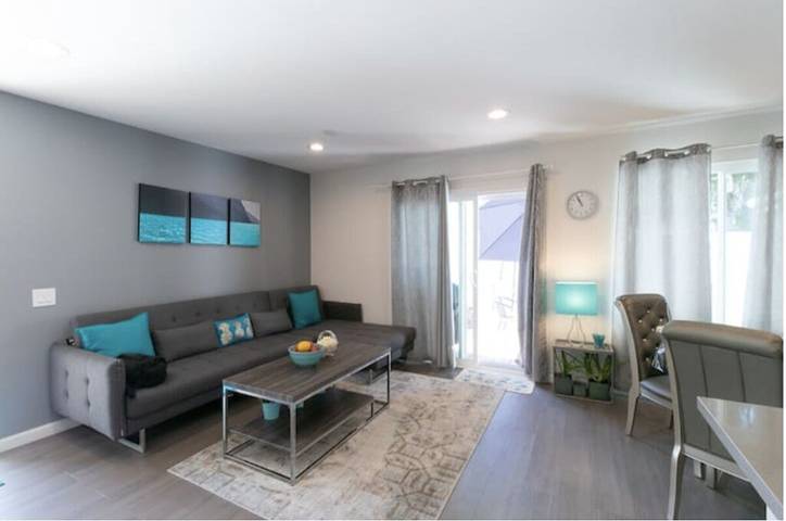 Beach rental for 4 people, with balcony and yard in Orange County