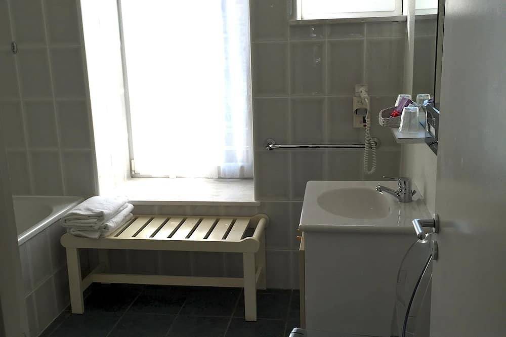 Entire apartment, Large bright studio, feet in the water and a great view of the Aber Wrac'h in Landéda, Brest region