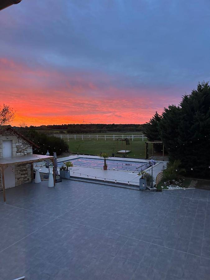 Gîte pour 2 personnes, avec piscine et jacuzzi ainsi que sauna et jardin à Oyré - 2