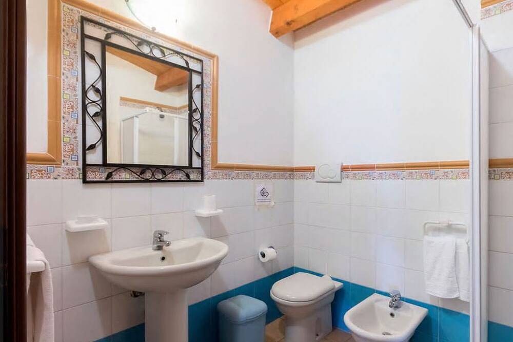 Villa for 8/9 people, sea view, 4 bedrooms, 2 bathrooms, large private garden in Mercuri, Sant'Antioco