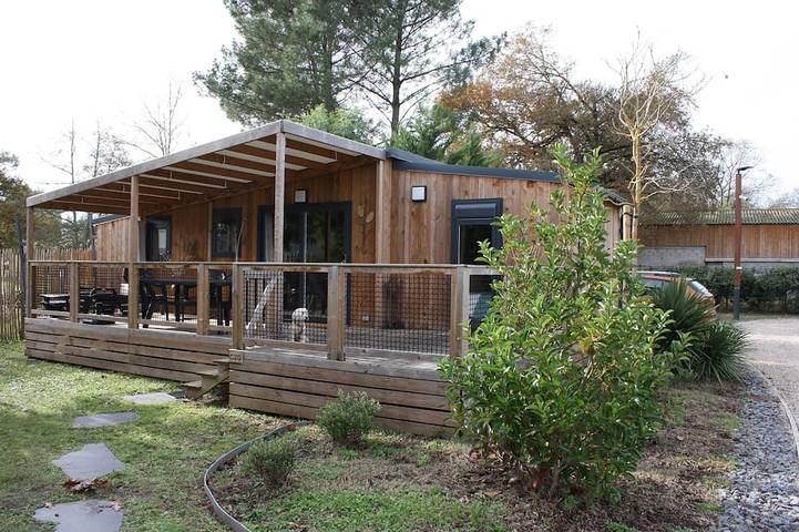 Camping pour 6 personnes, avec piscine ainsi que terrasse et jardin, animaux acceptés