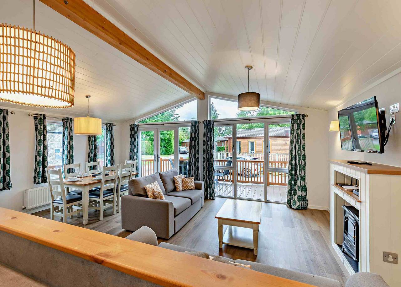 Deluxe 2 Lodge, slps 4, parking, ensuite & decking in Bowness-on-Windermere, Lake District