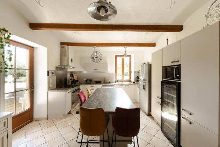 Location de vacances pour 12 personnes, avec terrasse et piscine ainsi que jardin et jacuzzi, animaux acceptés à Loriol-sur-Drôme - 4