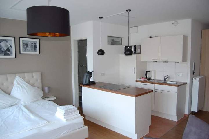 Ganze Wohnung, 1-Zimmer-Ferienwohnung für 1-2 Personen in Freiburg-Vauban. Hochwertig in Vauban (Freiburg), Freiburg