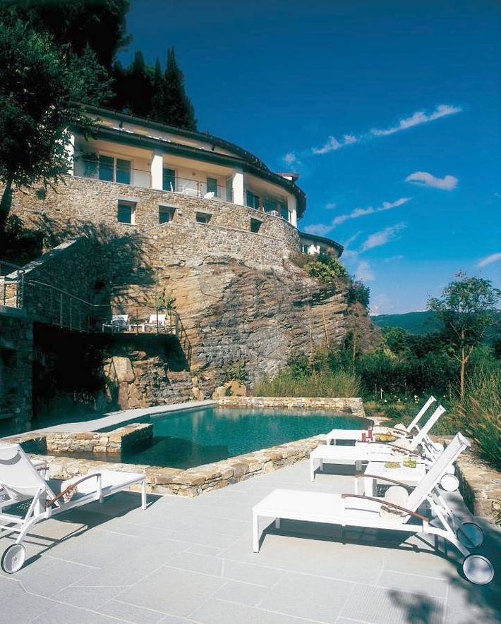 Apartahotel para 4 personas, con piscina además de vistas y jardín en Florencia