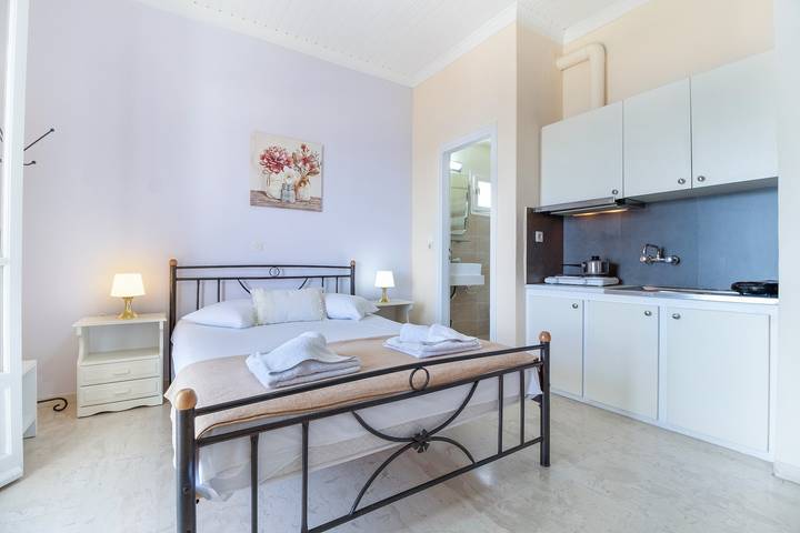 Entire studio, Studio Apartment 'Standard with Sea View 6' with Sea View, Wi-Fi and Air Conditioning in Nikiana, Alexandros