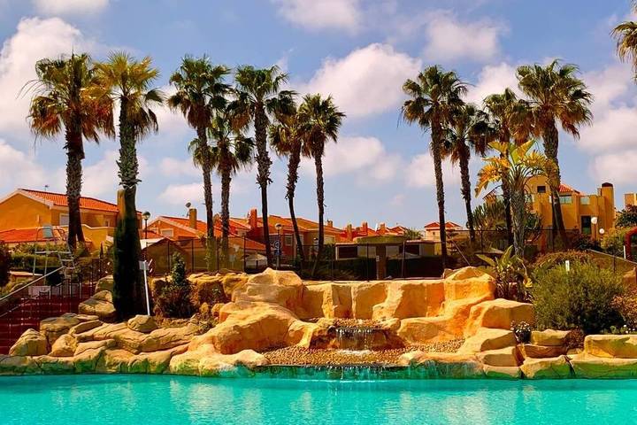 Bungalow para 6 personas, con jardín además de piscina y terraza en Gran Alacant