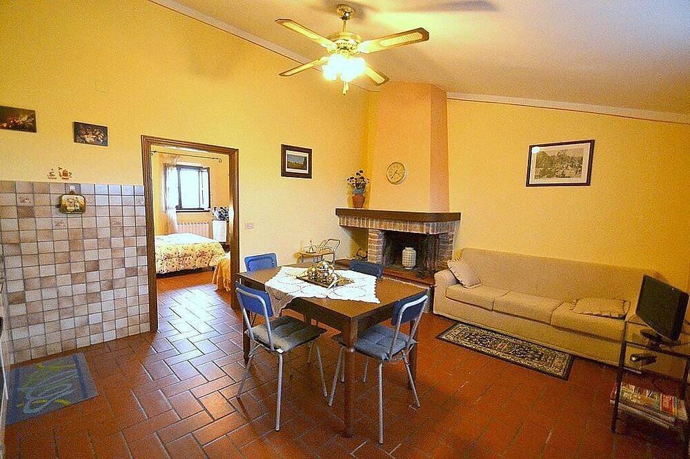 Villa Lamina Piccola: A characteristic and welcoming three-story apartment that is part of an ancient country house in the characteristic style of the Tuscan countryside, with Free Wi-Fi. in Cortona, Arezzo Provinz