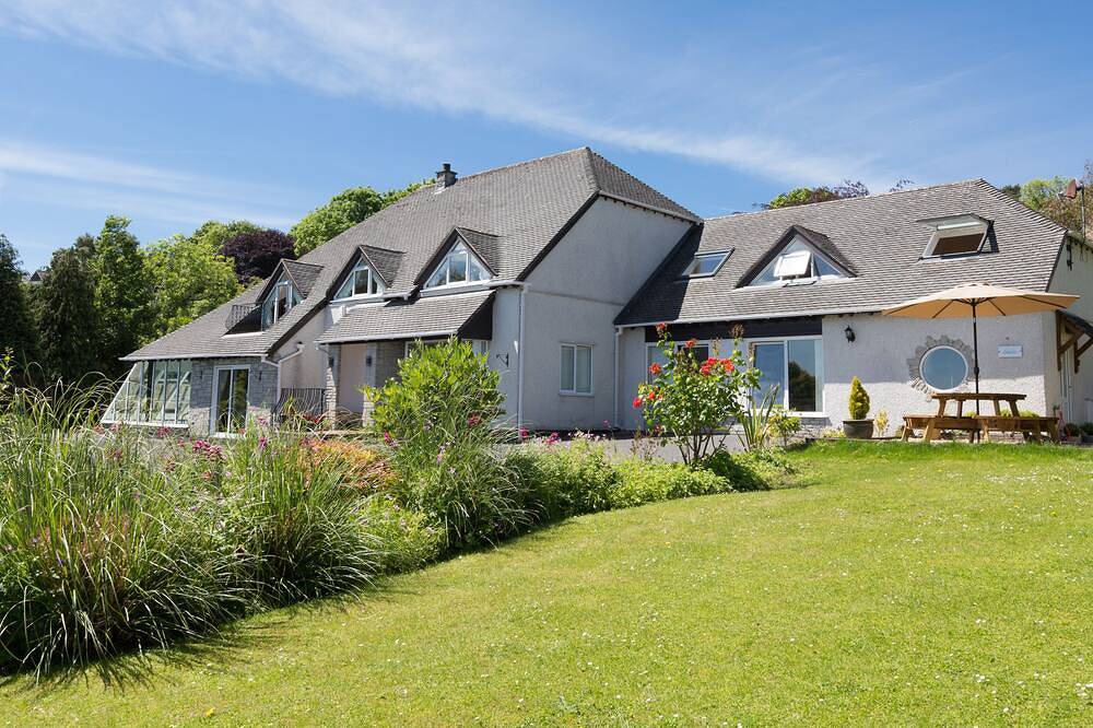 Holiday Cottage with Private Indoor Swimming Pool & Off-Road Car Parking in Carbis Bay, Cornwall