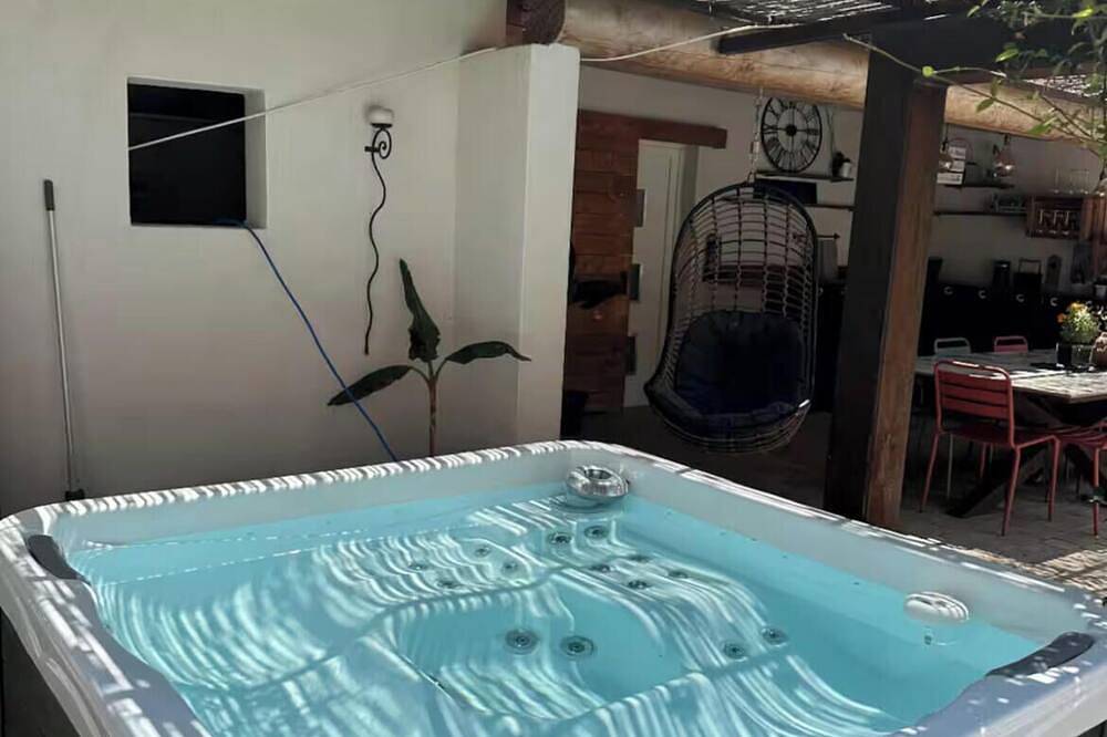 Magnificent villa with swimming pool and jacuzzi in Rognes, Region de Aix-en-Provence