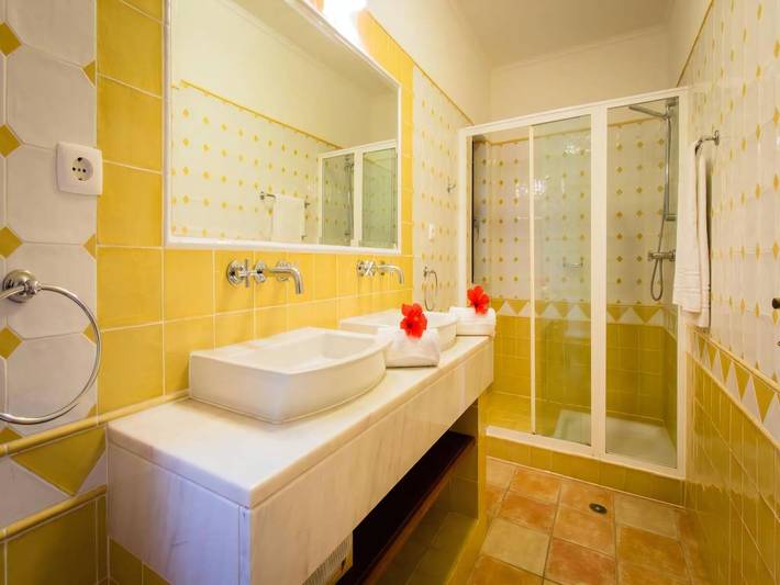 Glamping para 14 pessoas, com jardim no Algarve